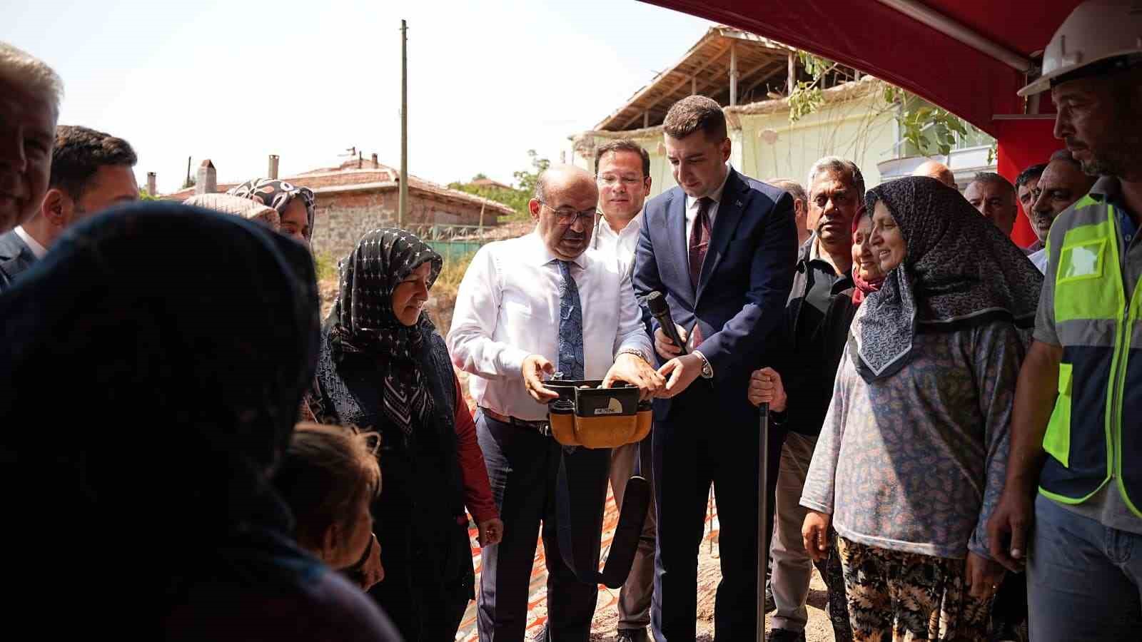sindirgi-da-deprem-konutlari-hak-sahiplerine-teslim-edildi