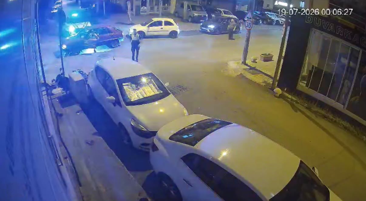 kocaeli-de-otomobil-motosikletle-carpisti-1-yarali