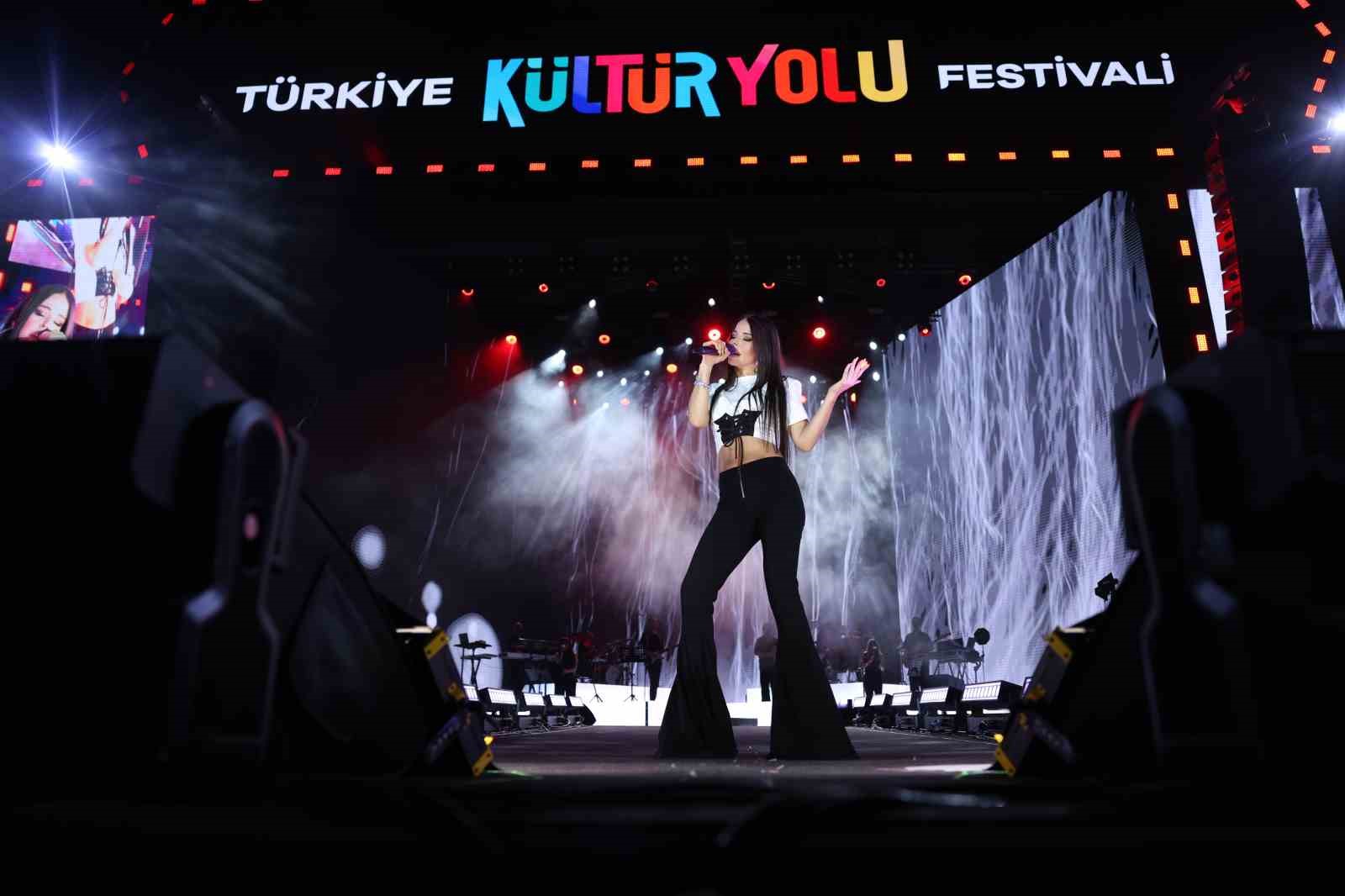 simge-malatya-da-sevilen-sarkilariyla-sahne-aldi