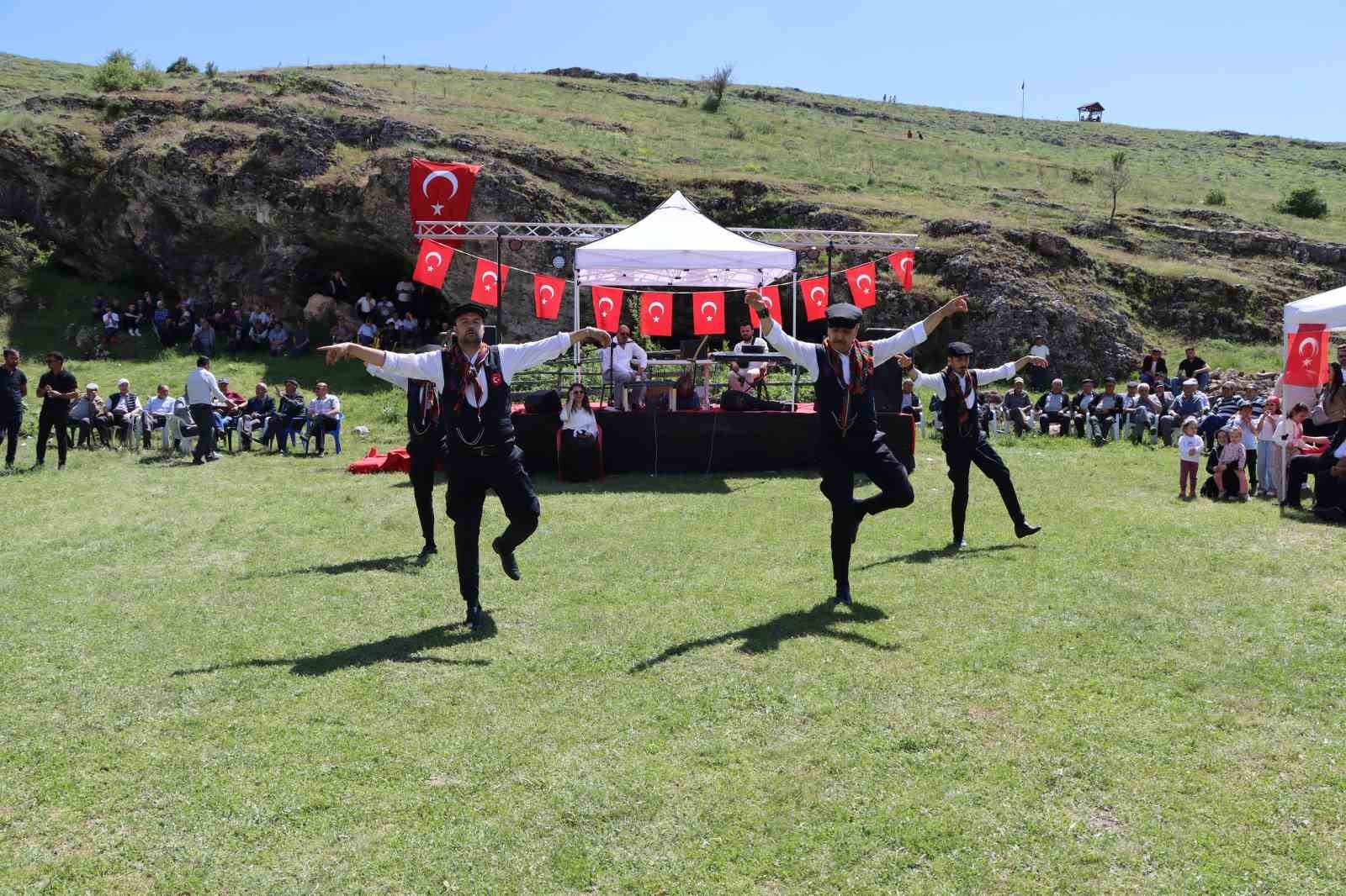 eskisehir-de-bahar-senligi-ve-salvar-gecesi-coskusu
