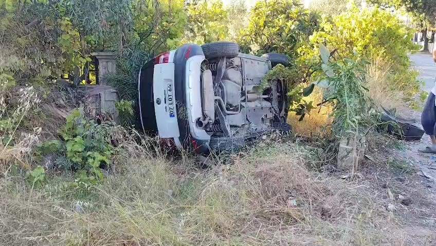 manavgat-ta-otomobil-bahceye-uctu