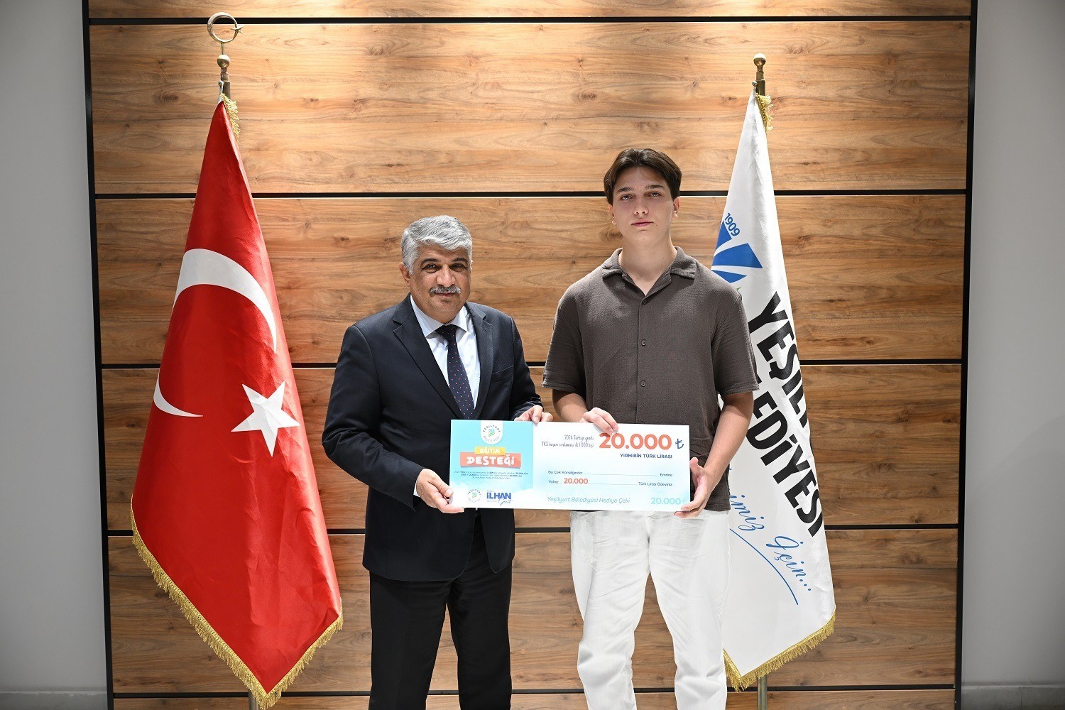 yesilyurt-belediyesi-nden-yks-derecesi-yapan-31-ogrenciye-basari-odulu
