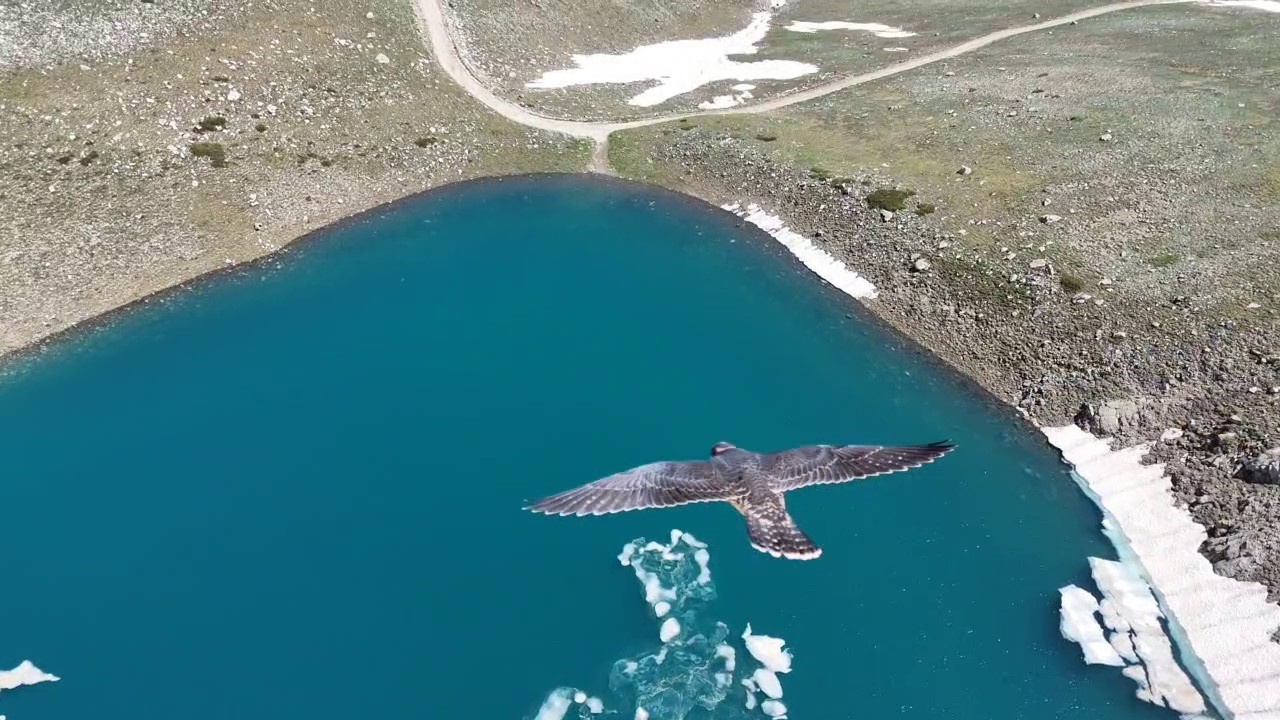 uludag-in-buzul-golleri-tasti-yaz-ortasinda-kutup-manzaralari