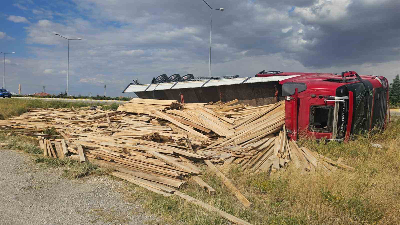 kereste-yuklu-tir-devrildi-1-yarali