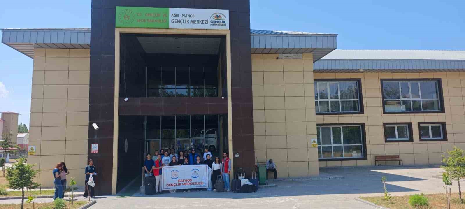 patnos-tan-15-kiz-ogrenci-bir-destandir-canakkale-programina-katildi