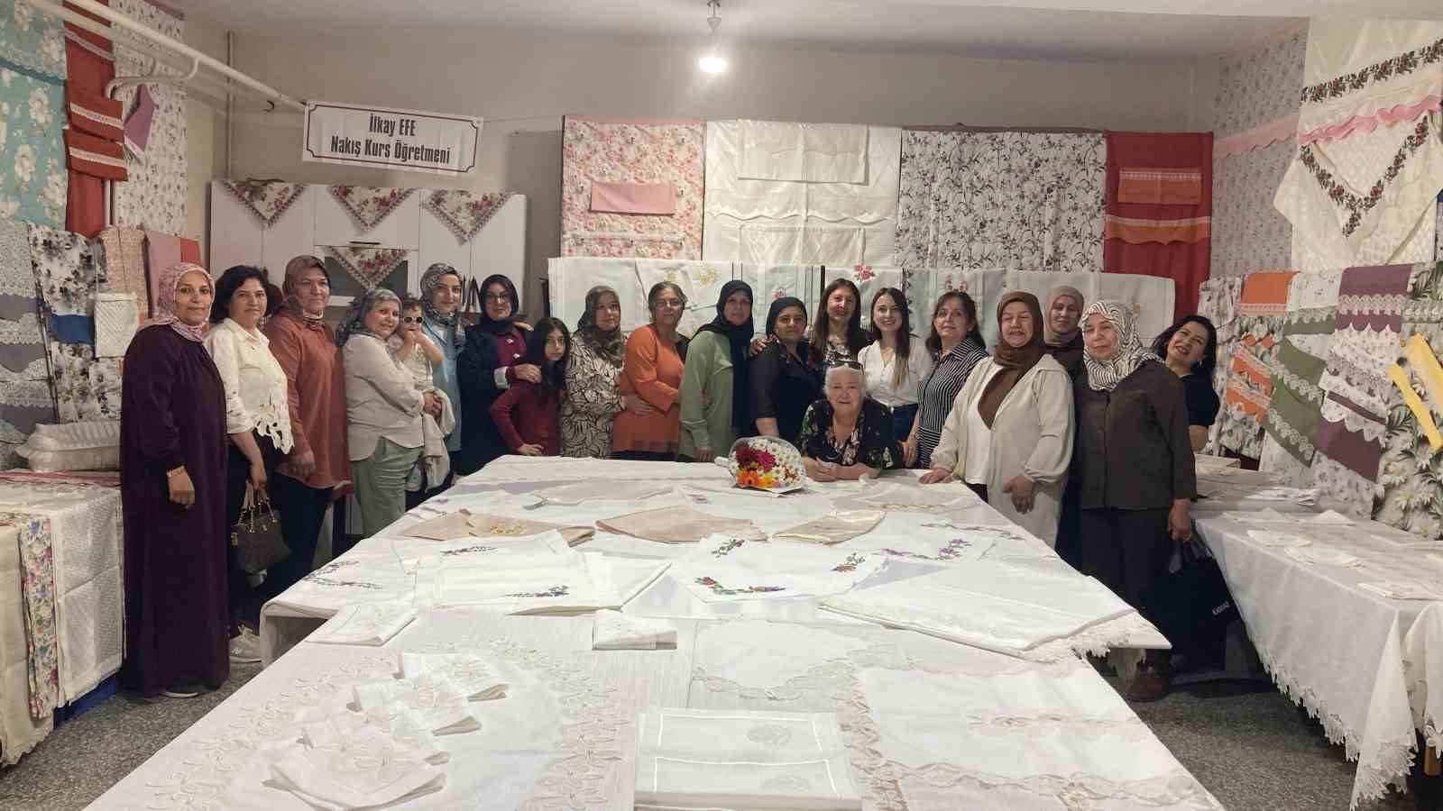 sultandagi-halk-egitim-merkezi-nde-yilsonu-sergisi-acildi