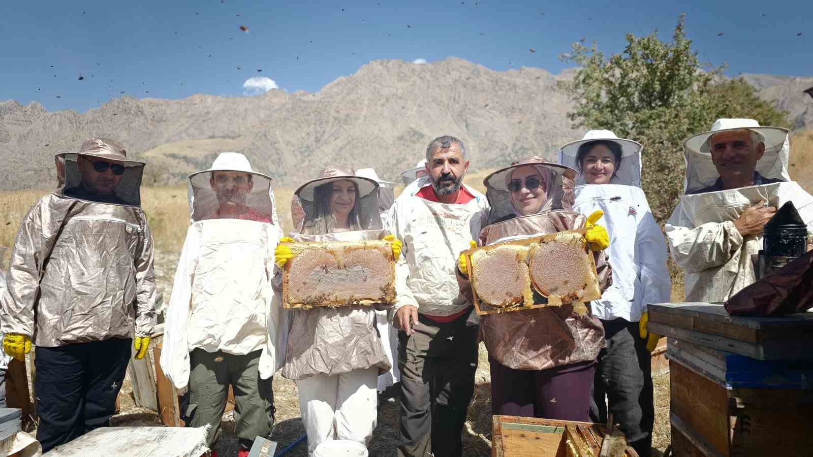dogaseverler-bal-sagimi-yapti