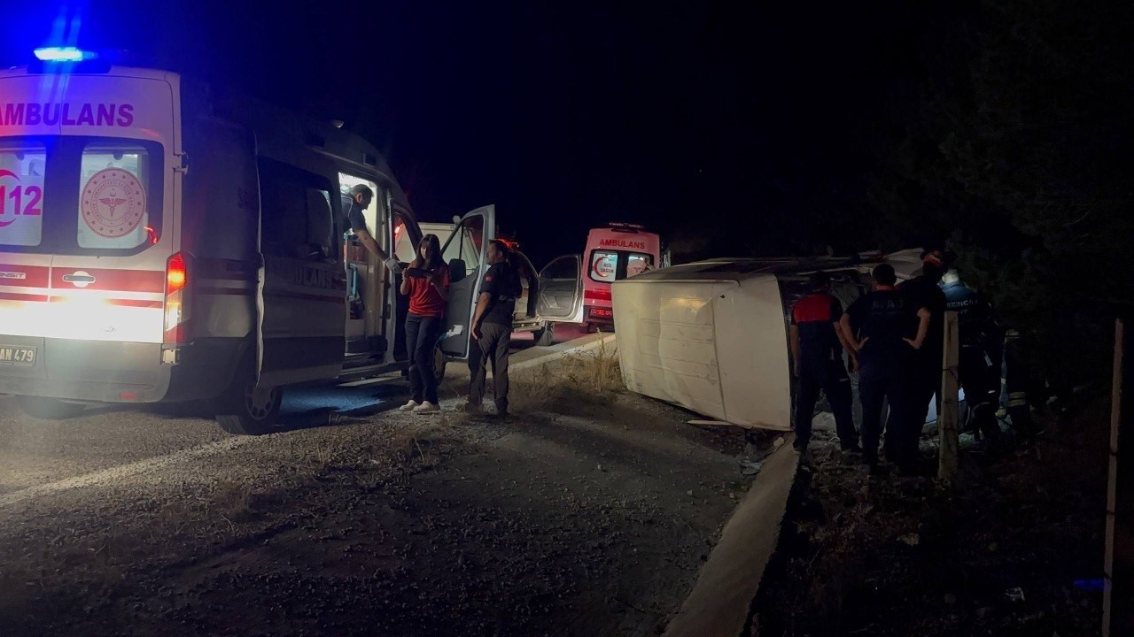 erzincan-da-bal-yuklu-minibus-devrildi-3-yarali