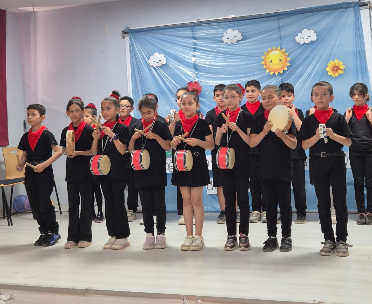 cumhuriyet-ilkokulu-ogrencilerinden-sanat-dolu-gosteri