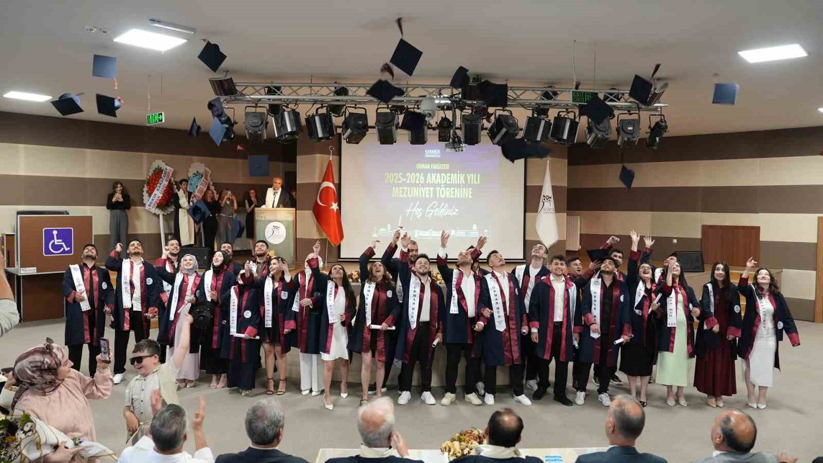 kbu-de-mezuniyet-coskusu-suruyor-orman-muhendisleri-sosyal-bilimciler-ve-dis-hekimleri-diplomalarini-aldi