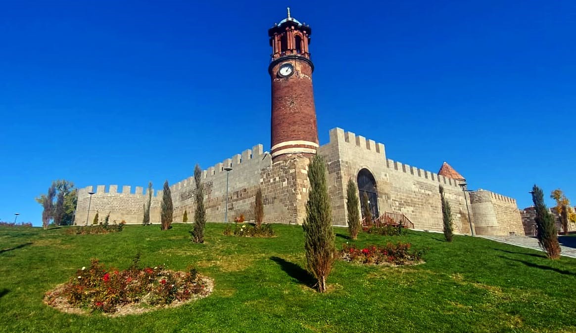 erzurum-da-tarihi-saat-kulesi-gecici-ziyarete-kapatiliyor