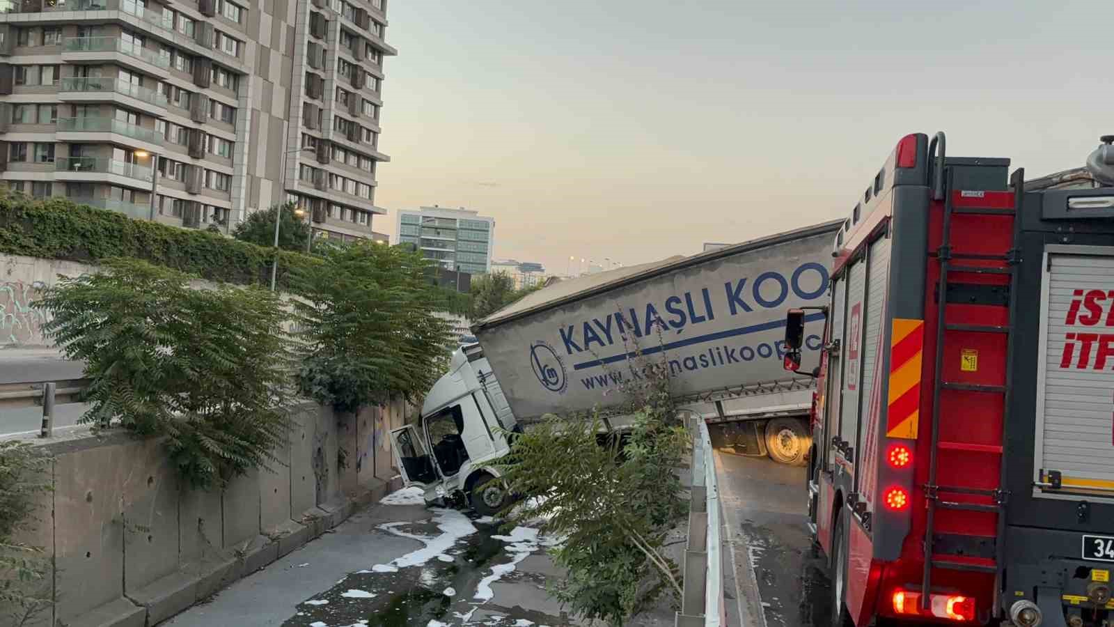 esenler-de-tir-yol-kenarindaki-dereye-uctu-1-yarali