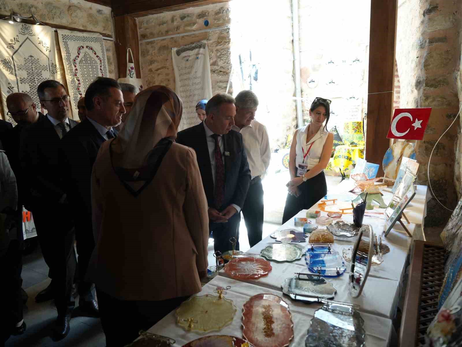 kaldiklari-yurtlarda-yil-boyunca-egitim-alan-ogrencilerin-eserleri-gorucuye-cikti