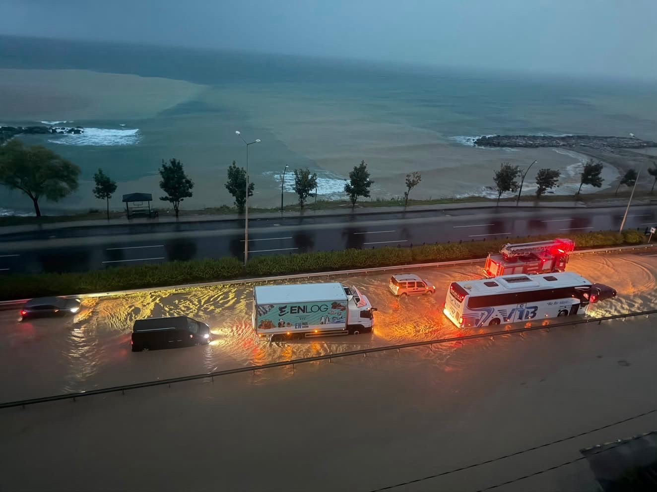 giresun-da-saganak-yagis-karadeniz-sahil-yolu-nu-suyla-doldurdu
