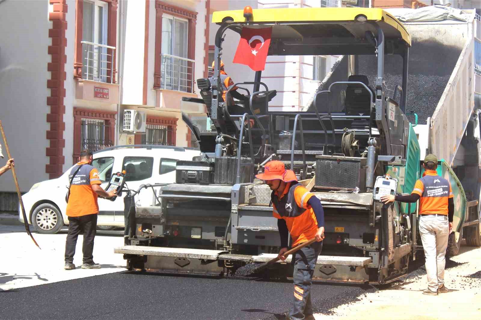 mersin-de-iki-onemli-guzergahta-asfalt-calismasi