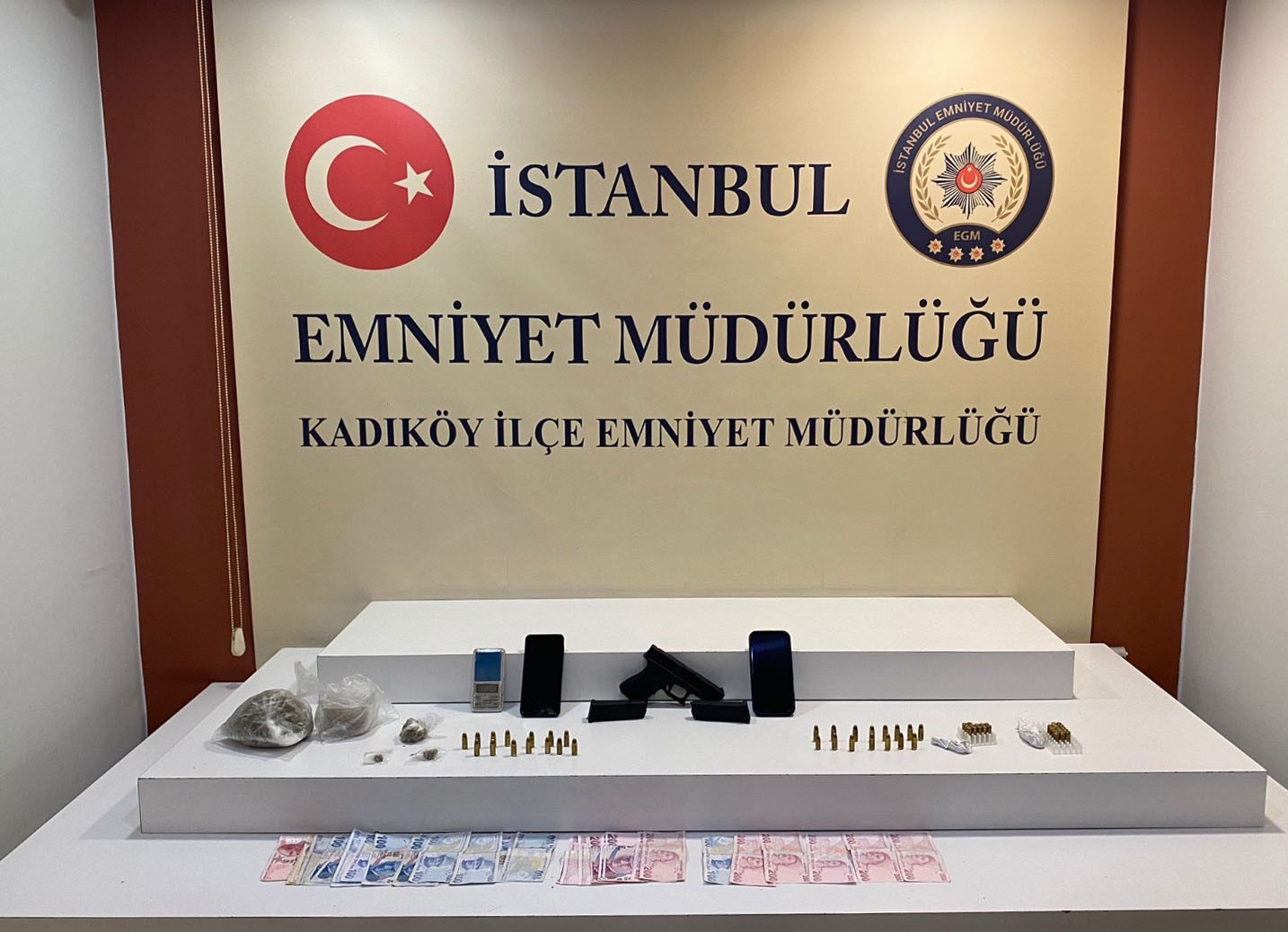 kadikoy-de-14-yil-2-ay-kesinlesmis-hapis-cezasi-bulunan-firari-yakalandi