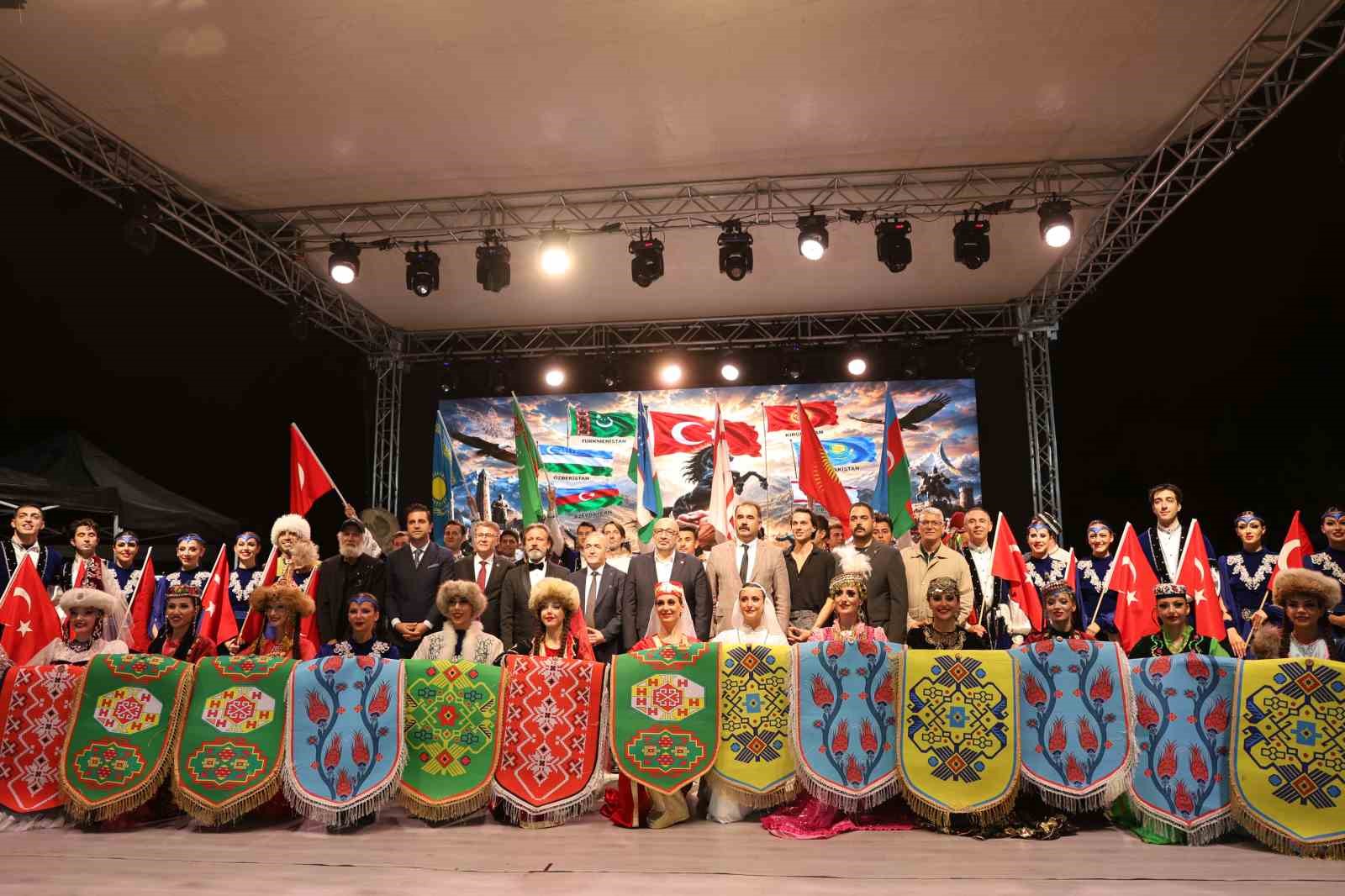 29-uluslararasi-hazar-siir-aksamlari-gosteriler-ayakta-alkislandi