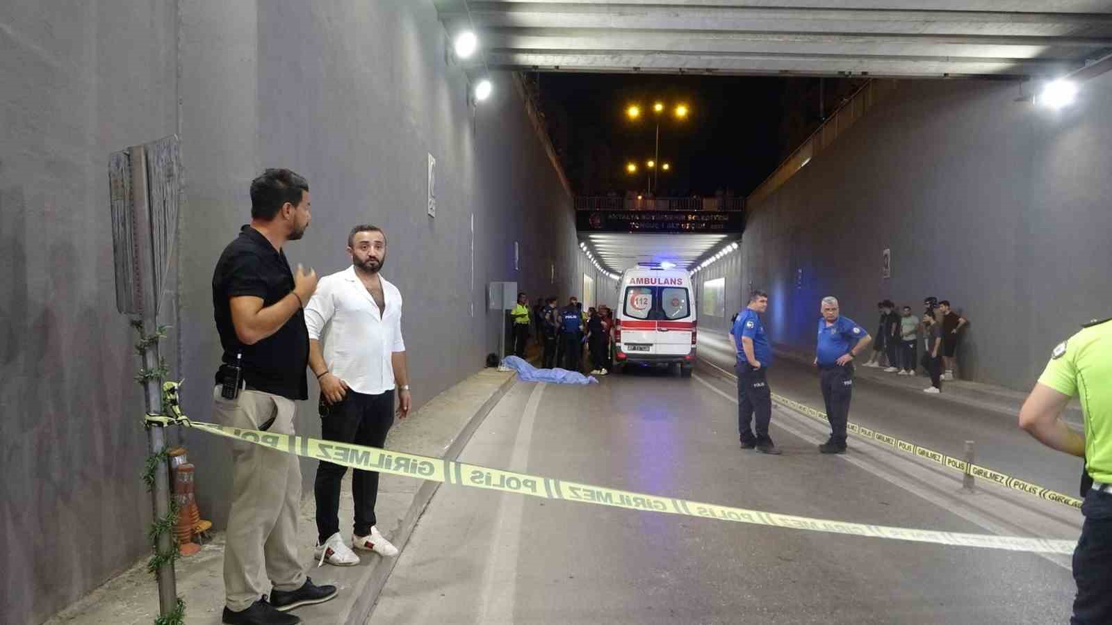ehliyetini-20-gun-once-alip-kazada-hayatini-kaybeden-gencin-cenazesi-yakinlari-tarafindan-teslim-alindi