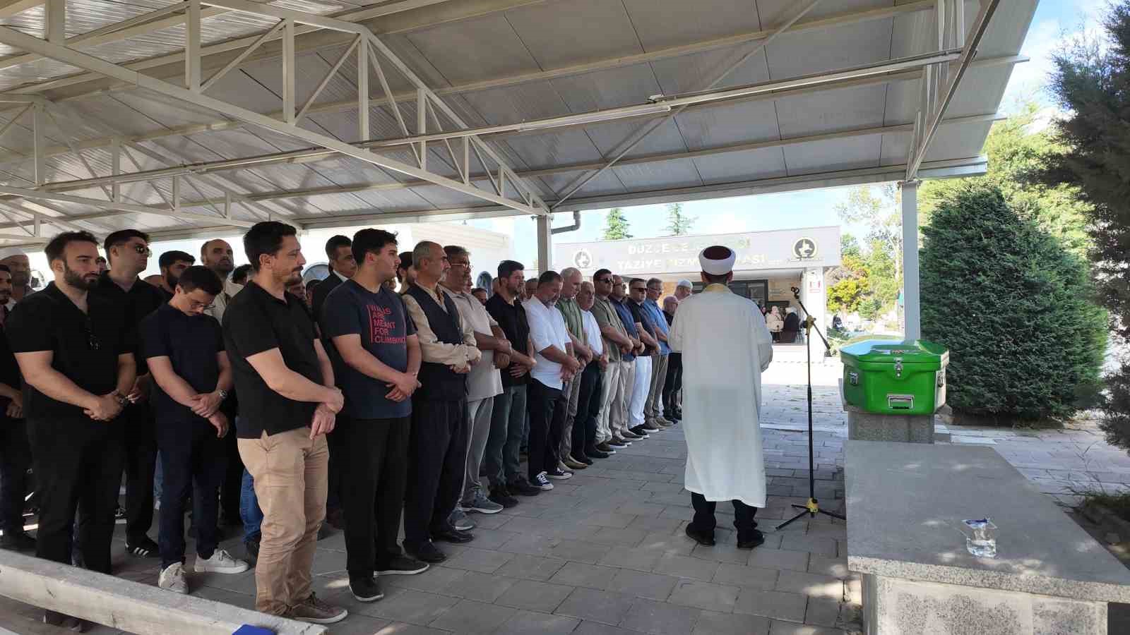 duzce-de-kocasi-tarafindan-oldurulen-kadin-son-yolculuguna-ugurlandi