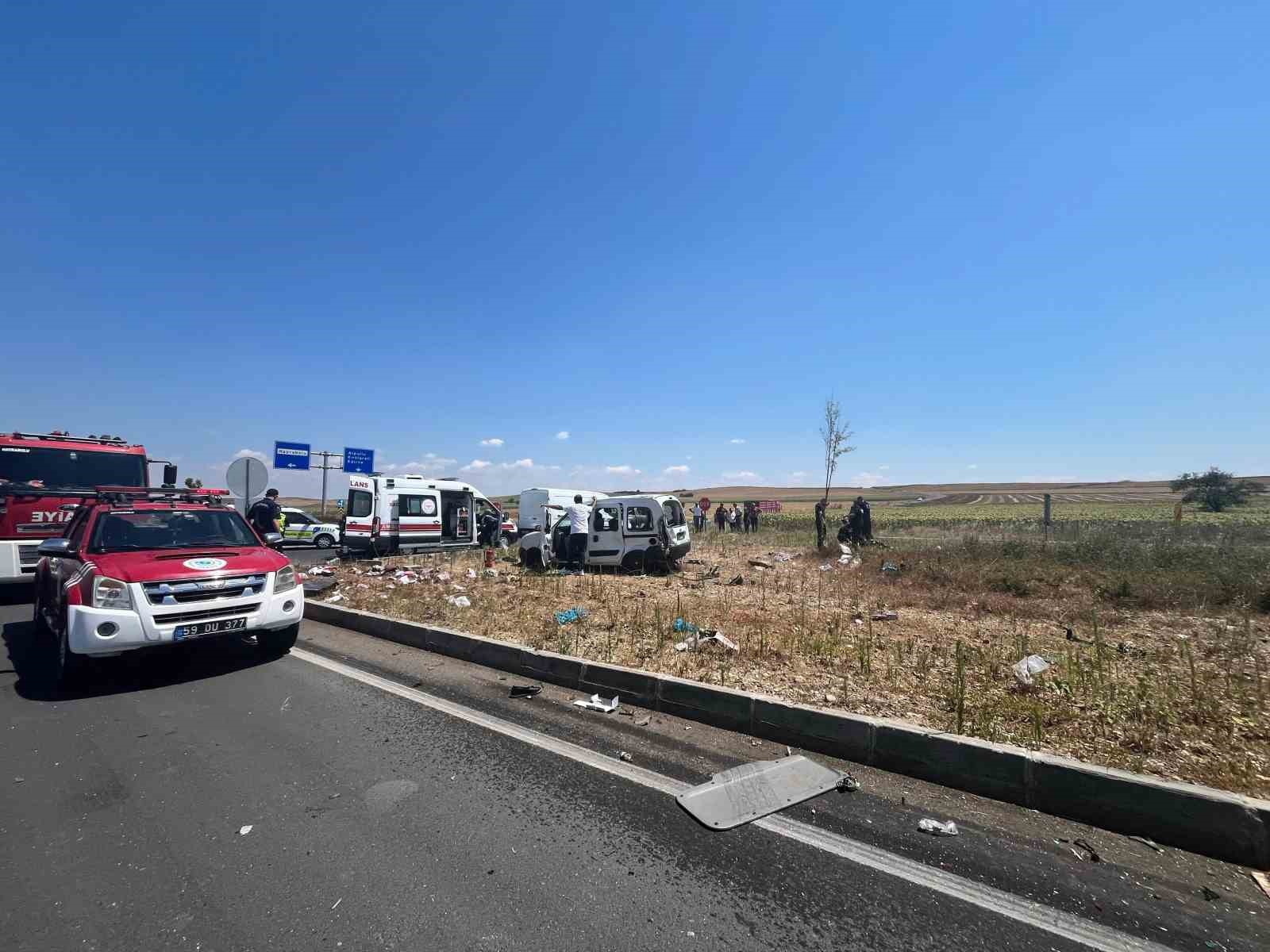 tekirdag-da-kamyon-ile-otomobil-carpisti-2-olu-3-yarali