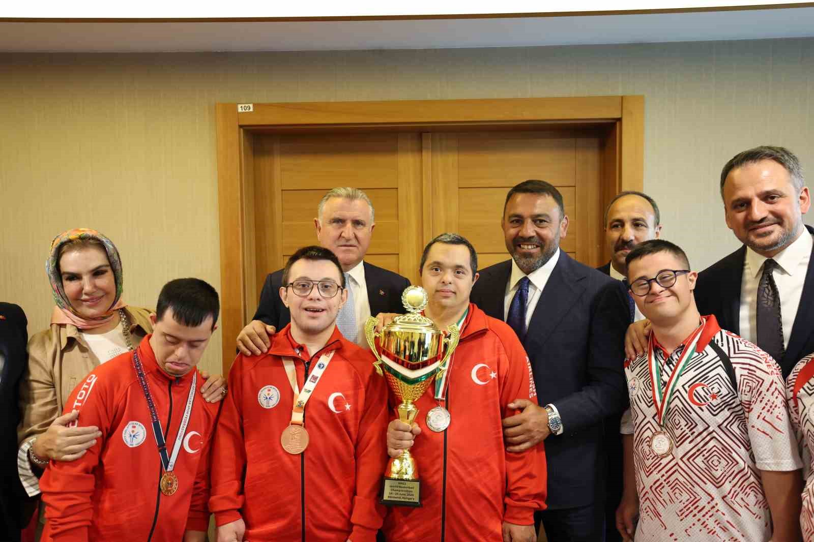 bakan-bak-ozel-sporcular-ile-bir-araya-geldi