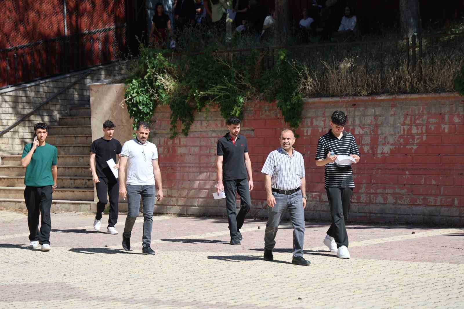 elazig-da-yks-maratonu-basladi-37-binden-fazla-aday-gelecegi-icin-siralardaki-yerini-aldi