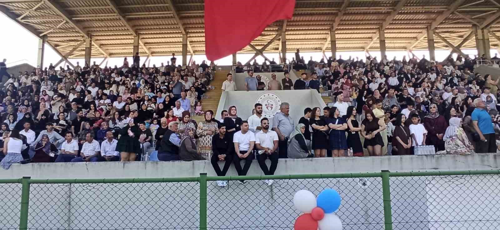 devrek-te-universite-ogrencileri-mezuniyetlerini-kep-atarak-kutladilar