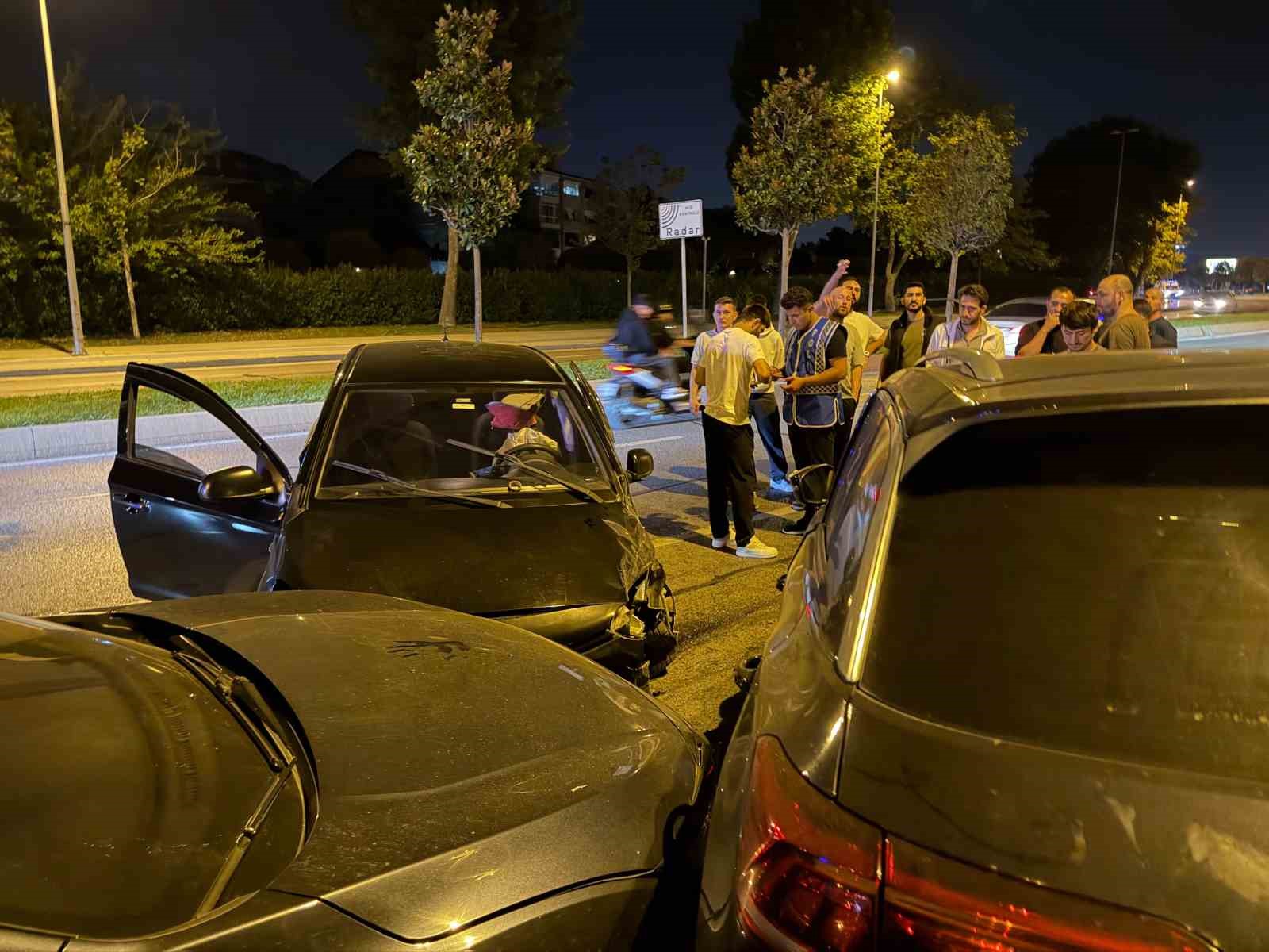 maltepe-de-ters-yone-giren-otomobil-park-halindeki-iki-araca-carpti-1-yarali