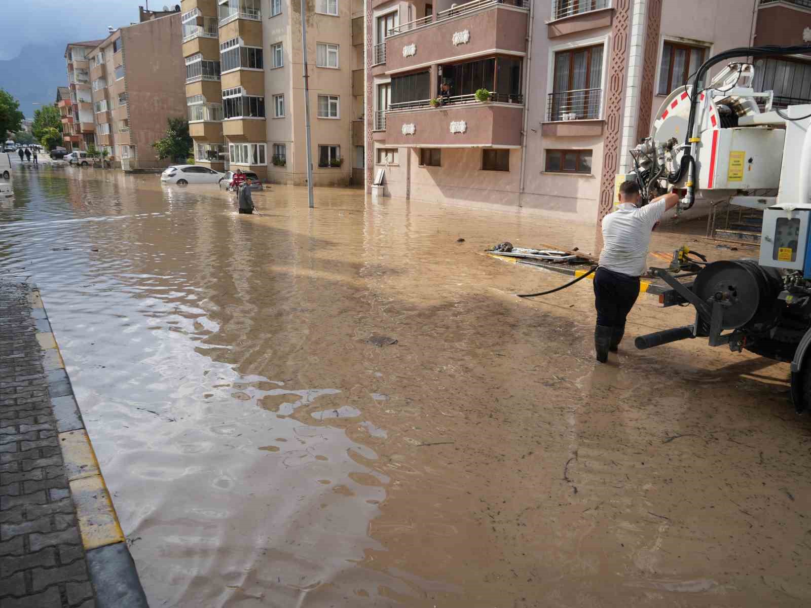 selin-vurdugu-cide-ilcesinde-ekiplerin-su-tahliye-calismasi-suruyor