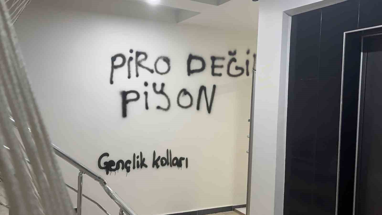 chp-kayseri-il-baskanligi-binasinin-duvarlarina-boyayla-yazilar-yazildi