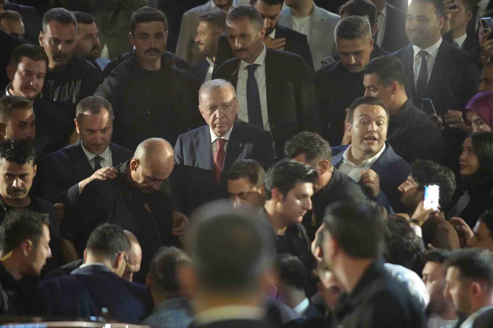 cumhurbaskani-erdogan-a-samsun-da-vatandaslardan-sevgi-gosterisi