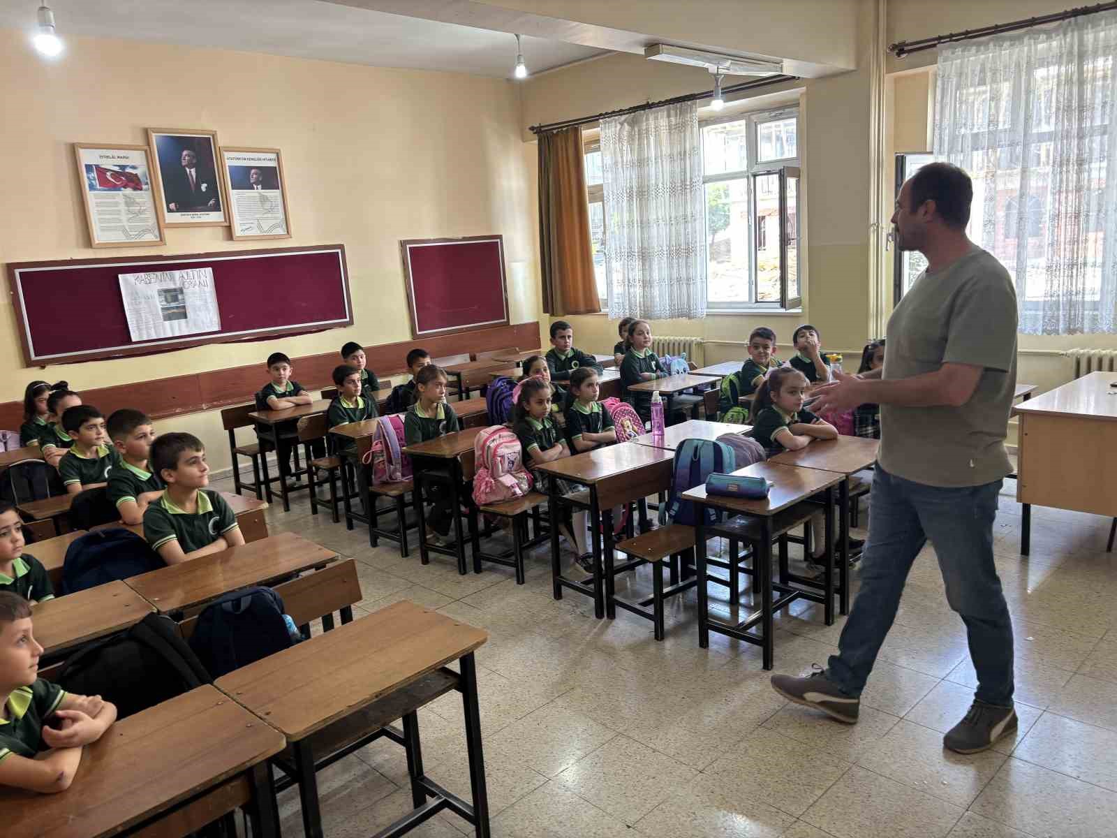 bingol-de-ilk-ders-zili-caldi-ogrenciler-siralarda-yerini-aldi