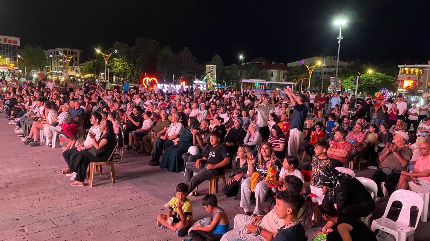 erzincan-da-dortyol-meydani-nda-yaz-konseri-duzenlendi