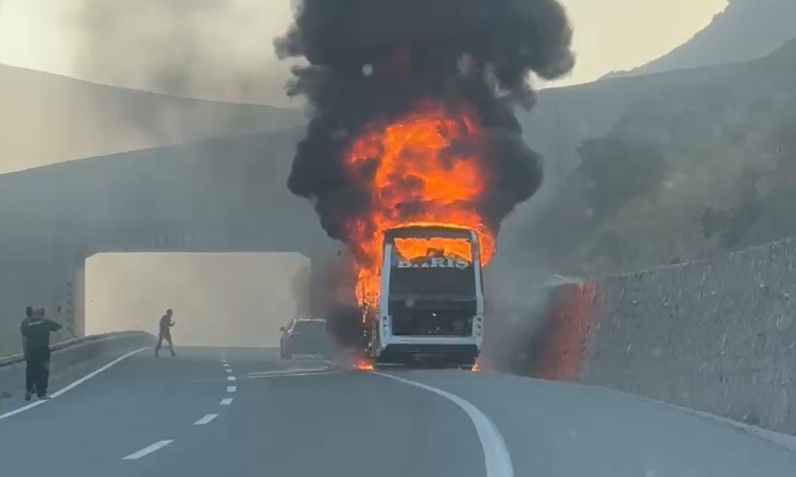 alev-topuna-donen-yolcu-otobusu-kamerada