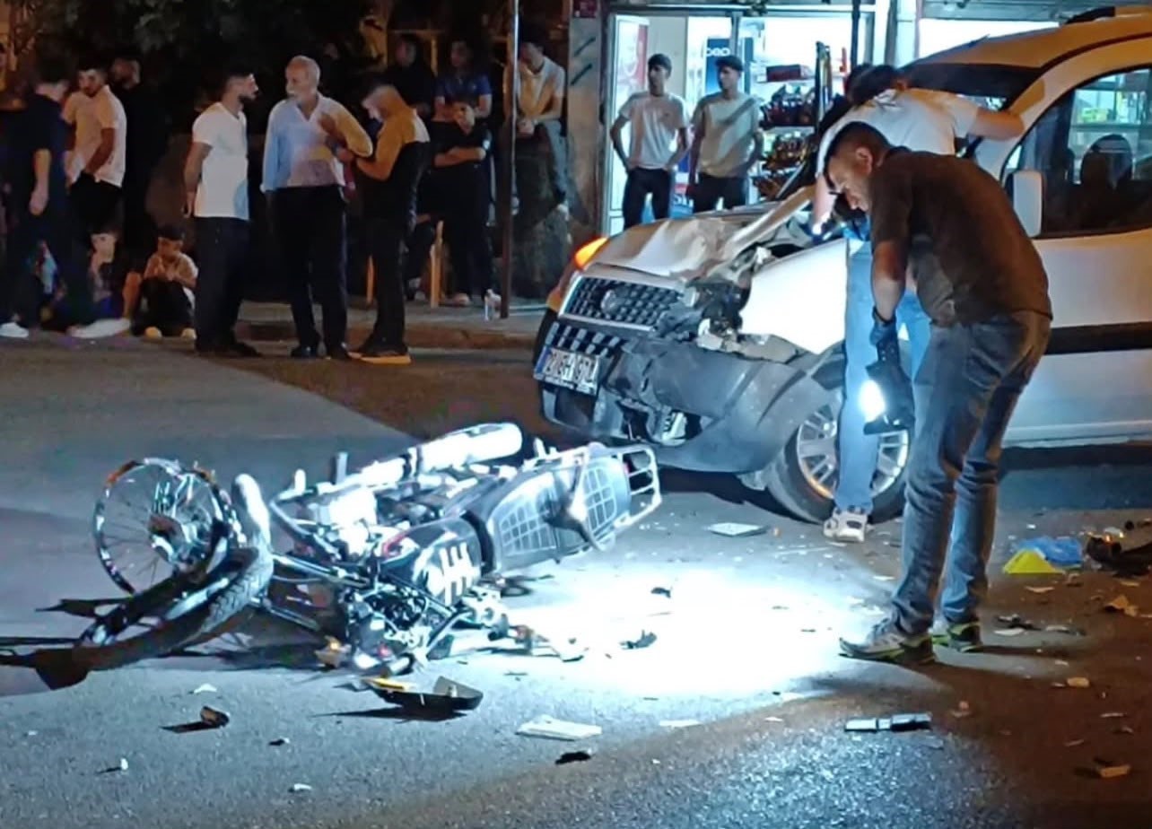 batman-da-hafif-ticari-arac-ile-motosiklet-carpisti-1-olu