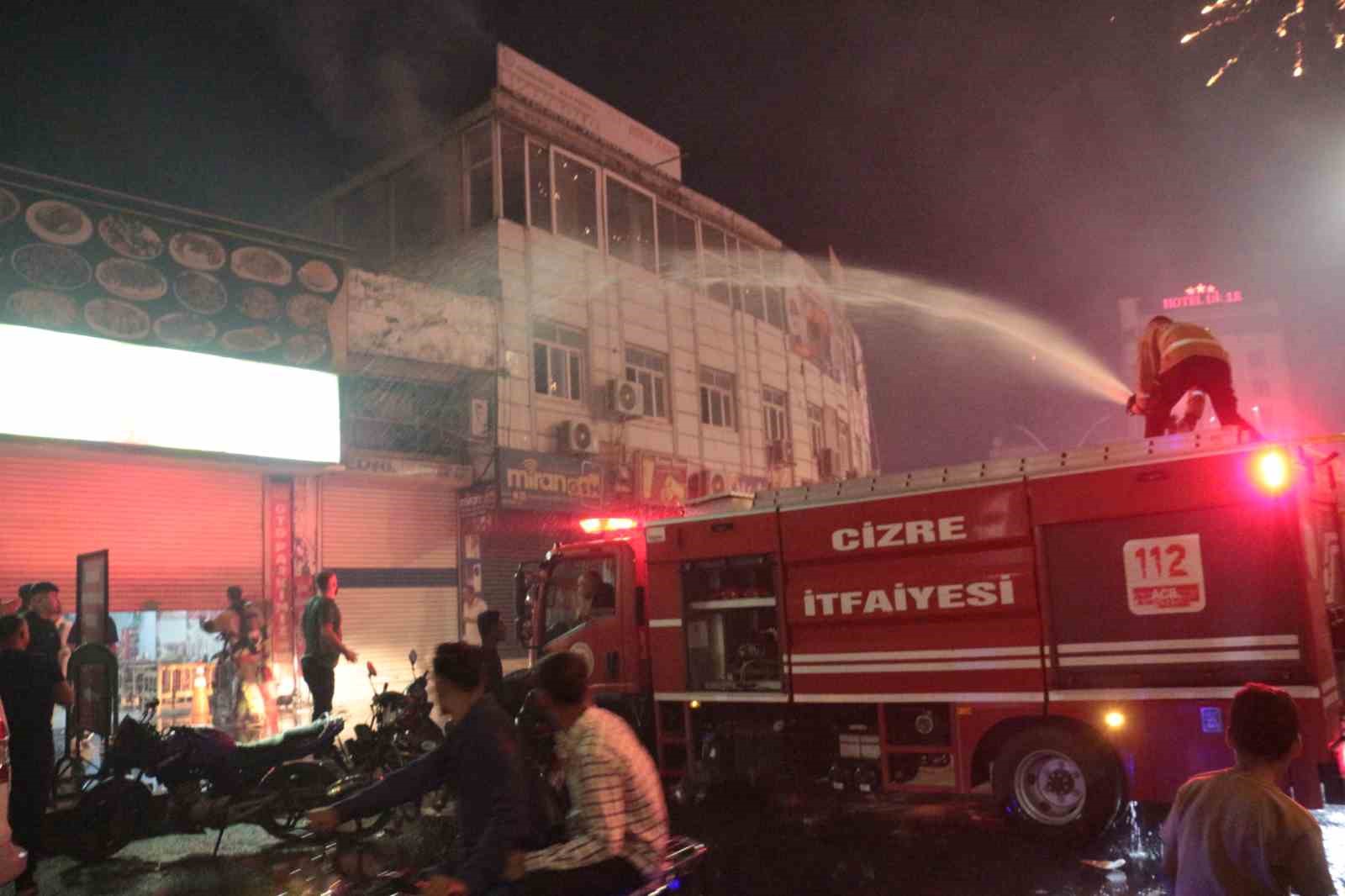 cizre-deki-galibiyet-kutlamalarinda-3-is-yeri-ve-1-arac-yandi-1-itfaiye-eri-yaralandi