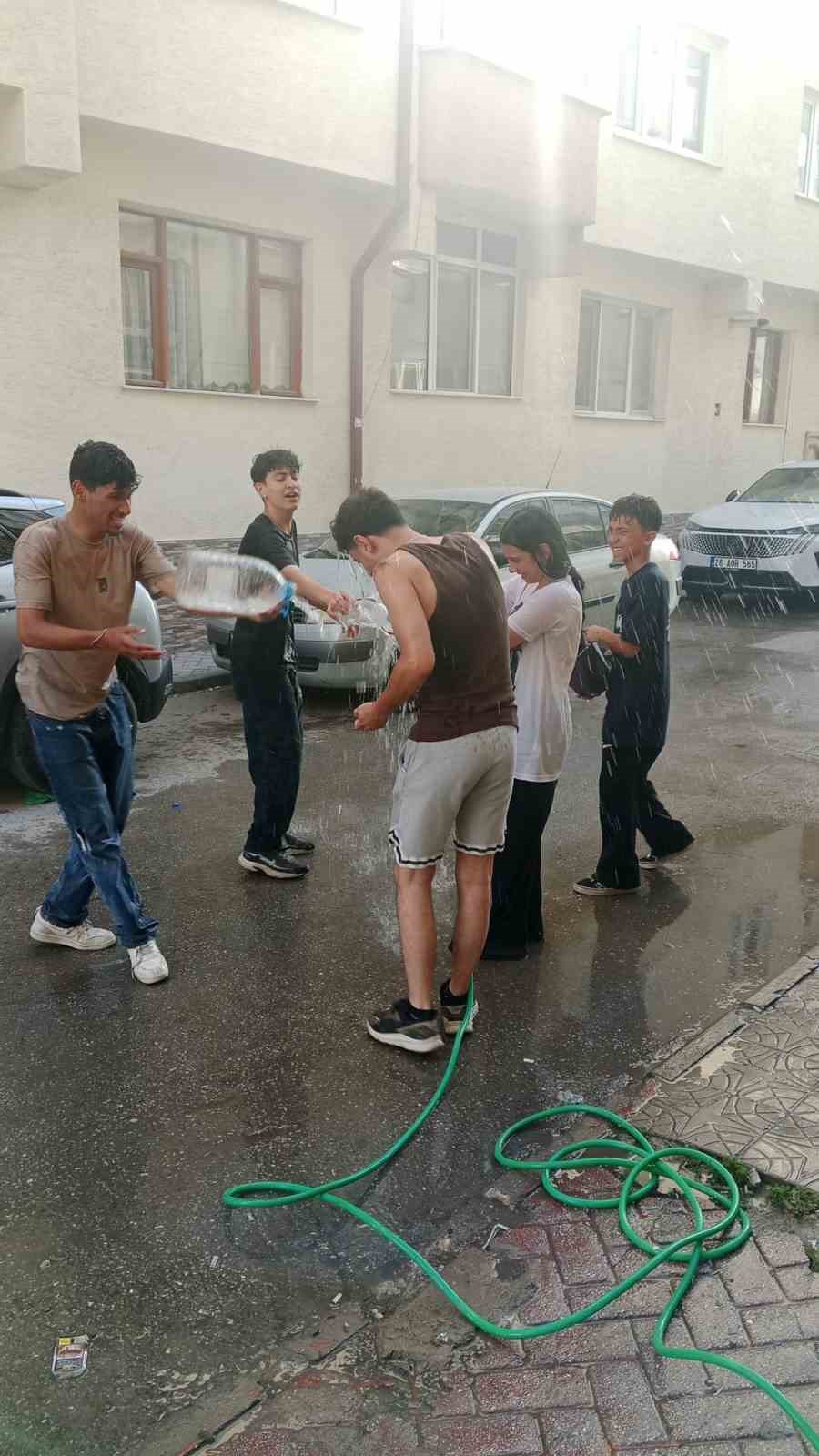 sicaktan-bunalan-gencler-serinlemek-icin-su-savasi-yapti