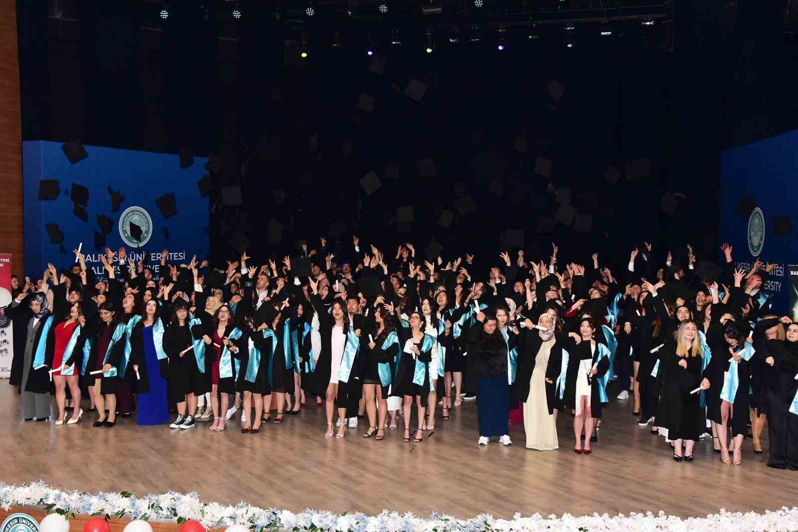 turizm-fakultesinde-mezuniyet-coskusu