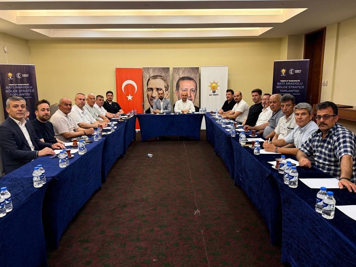 eskisehir-ak-parti-teskilati-bati-anadolu-bolge-strateji-toplantisi-na-katildi
