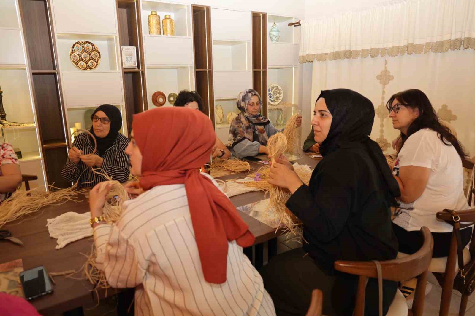 ureten-kadinlarin-yeni-adresi-ana-kafe-de-ilk-atolye-heyecani