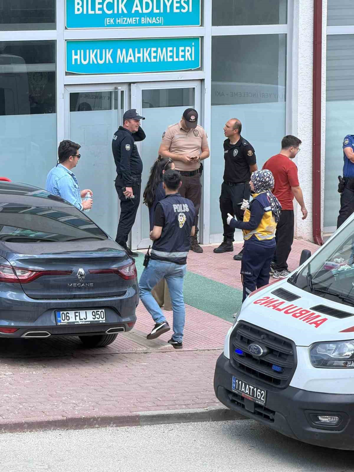 gorevi-basinda-kalp-krizi-geciren-polis-memuru-hayatini-kaybetti