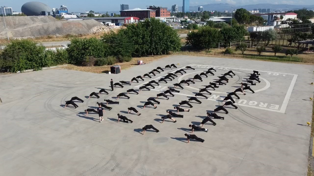 itfaiyeci-olmak-icin-komando-egitimi-aliyorlar