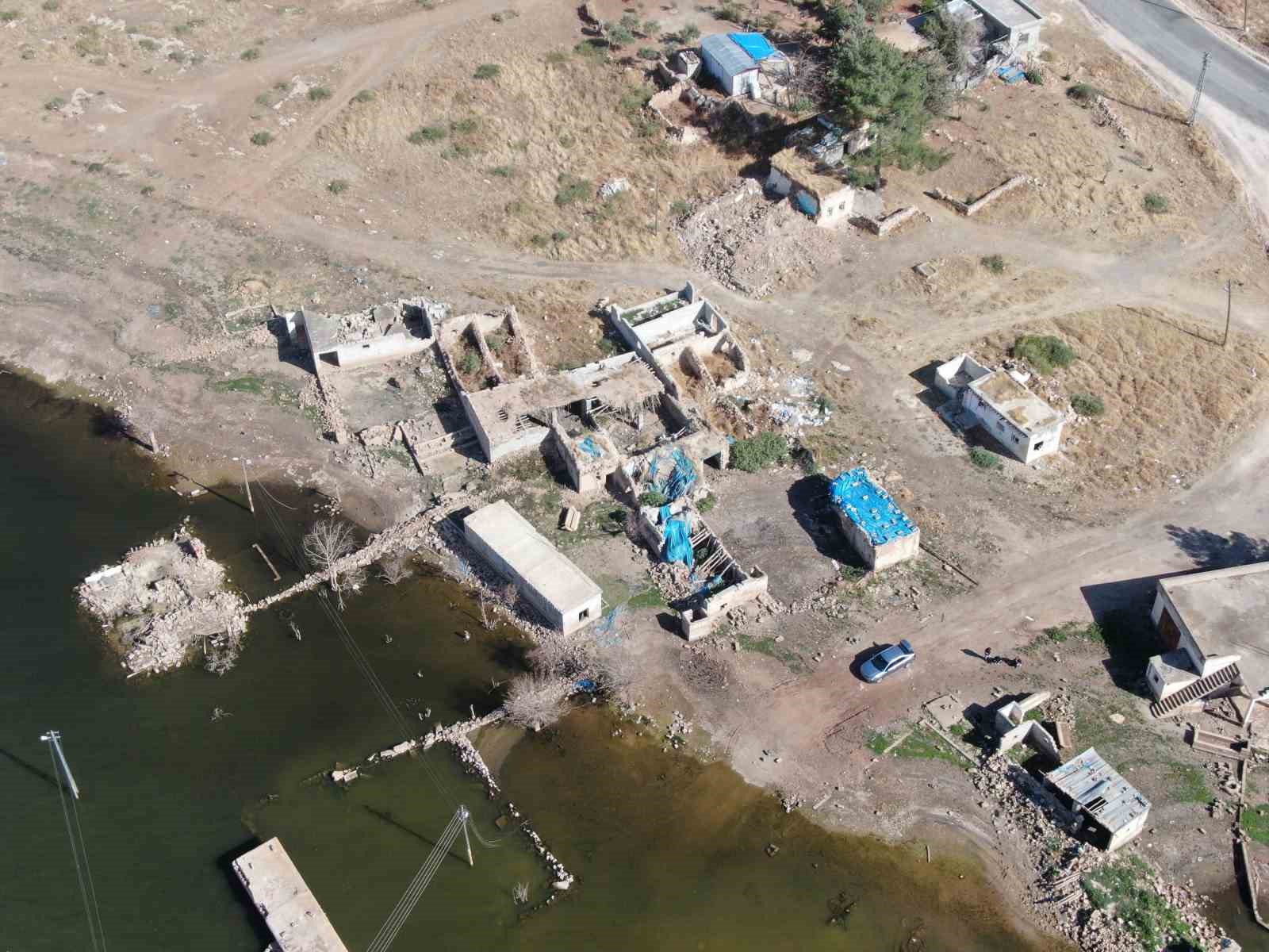 baraj-sularina-gomulen-koy-leyleklerin-yuvasi-ve-balikcilarin-ugrak-noktasi-oldu