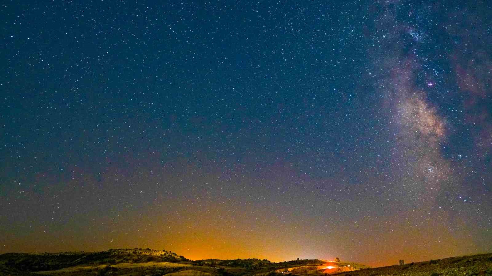karaman-da-perseid-meteor-yagmuru-goruntulendi