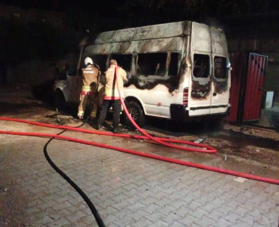 hatay-da-minibus-alevlere-teslim-oldu