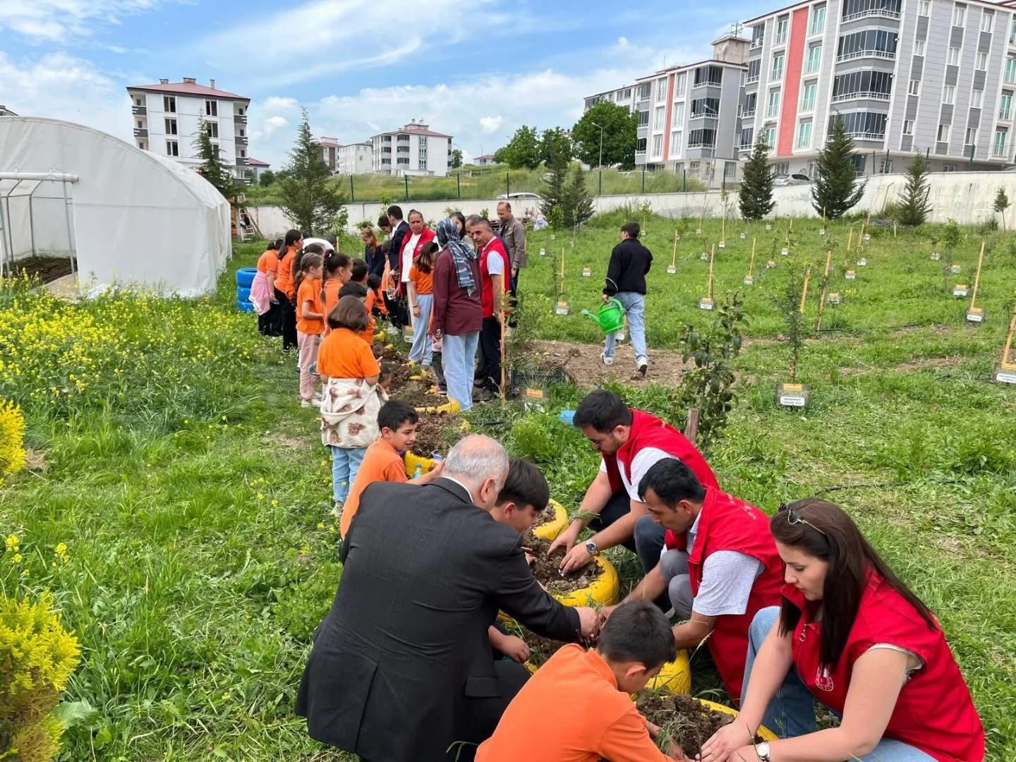 ogrenciler-yetistirdikleri-fideleri-toprakla-bulusturdu