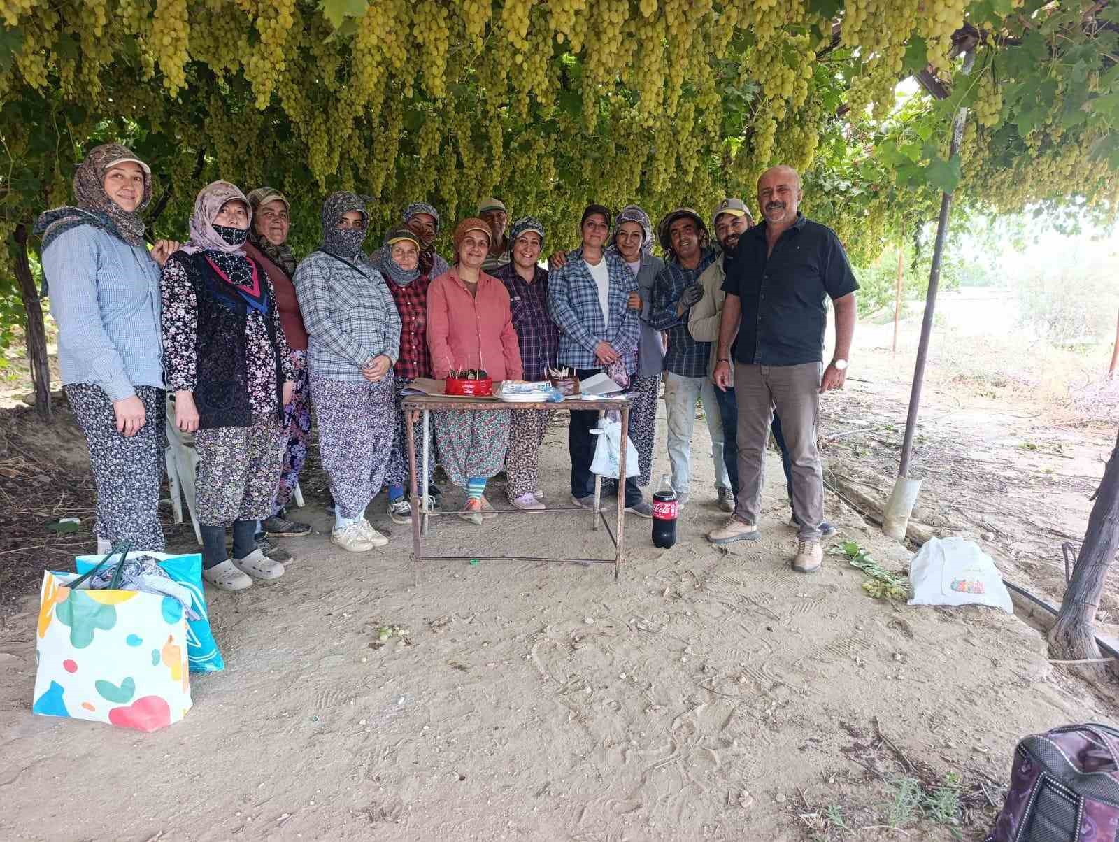 manisa-da-ciftciden-tarim-iscisine-uzum-baginda-dogum-gunu-surprizi