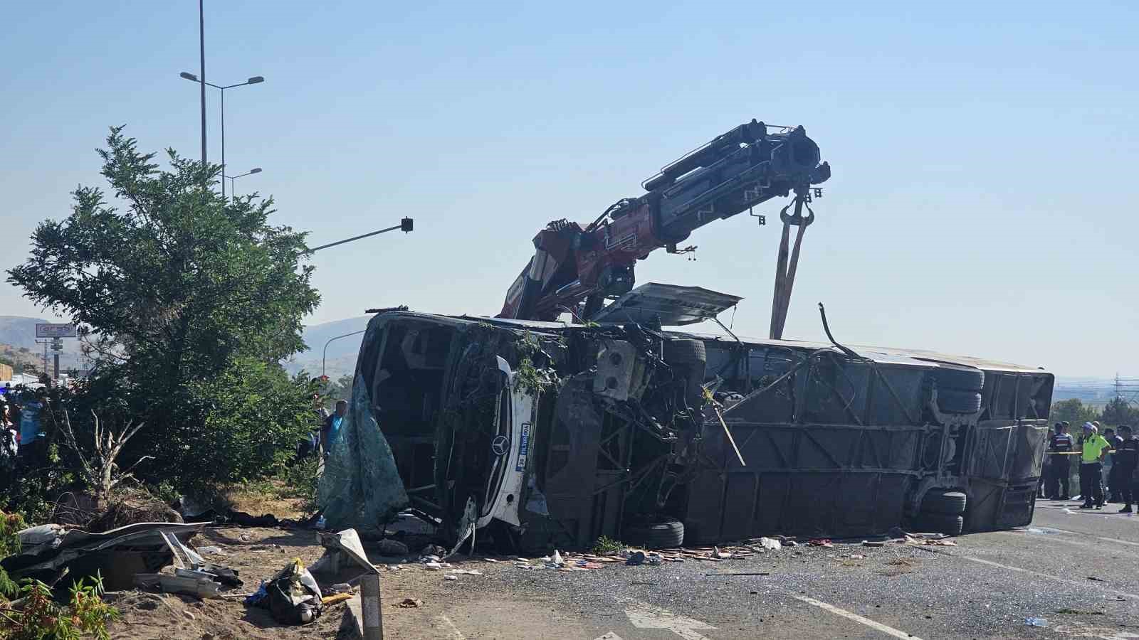 kayseri-de-yolcu-otobusu-devrildi-cok-sayida-yarali-var