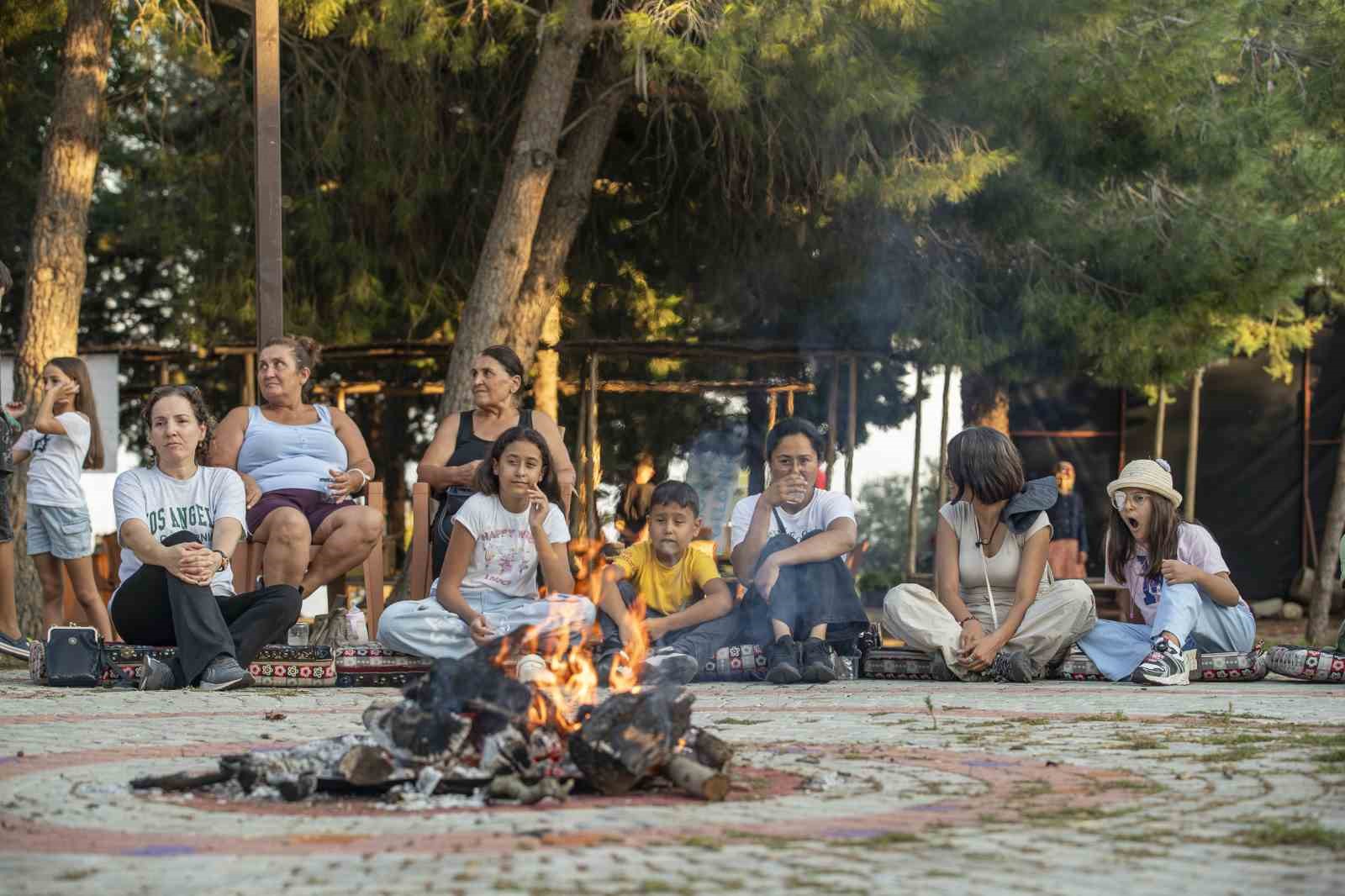 mersin-de-anne-ve-cocuklar-dogayla-ic-ice-kamp-yapti