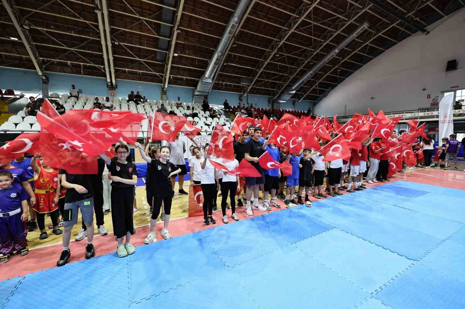 manisa-da-gsb-spor-okullari-ile-36-bransta-ucretsiz-spor-egitimi-basladi